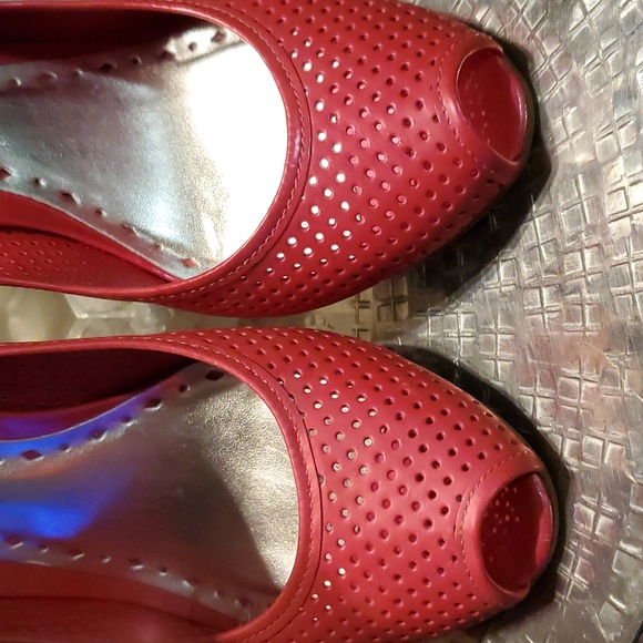 BCBG "Barbie" Pink Perferated Peep Toe Cut Out Wedge size 8.5 ☆LIKE NEW☆ - Picture 2 of 16